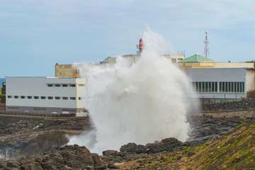 Montañas de agua en la costa de Telde (Foto Antonio Rico)